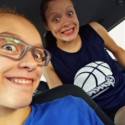 edited selfie duo hermanas sisters mexico basketball basquet partido deporte muecas caras lentes johann