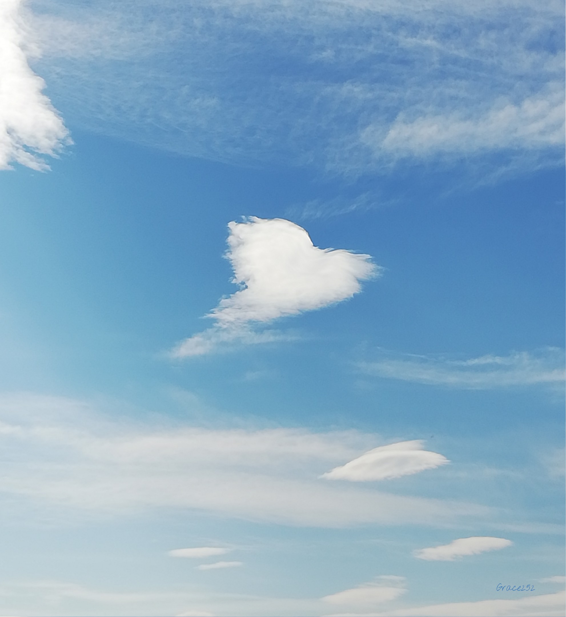 Сердечко из облаков на небе