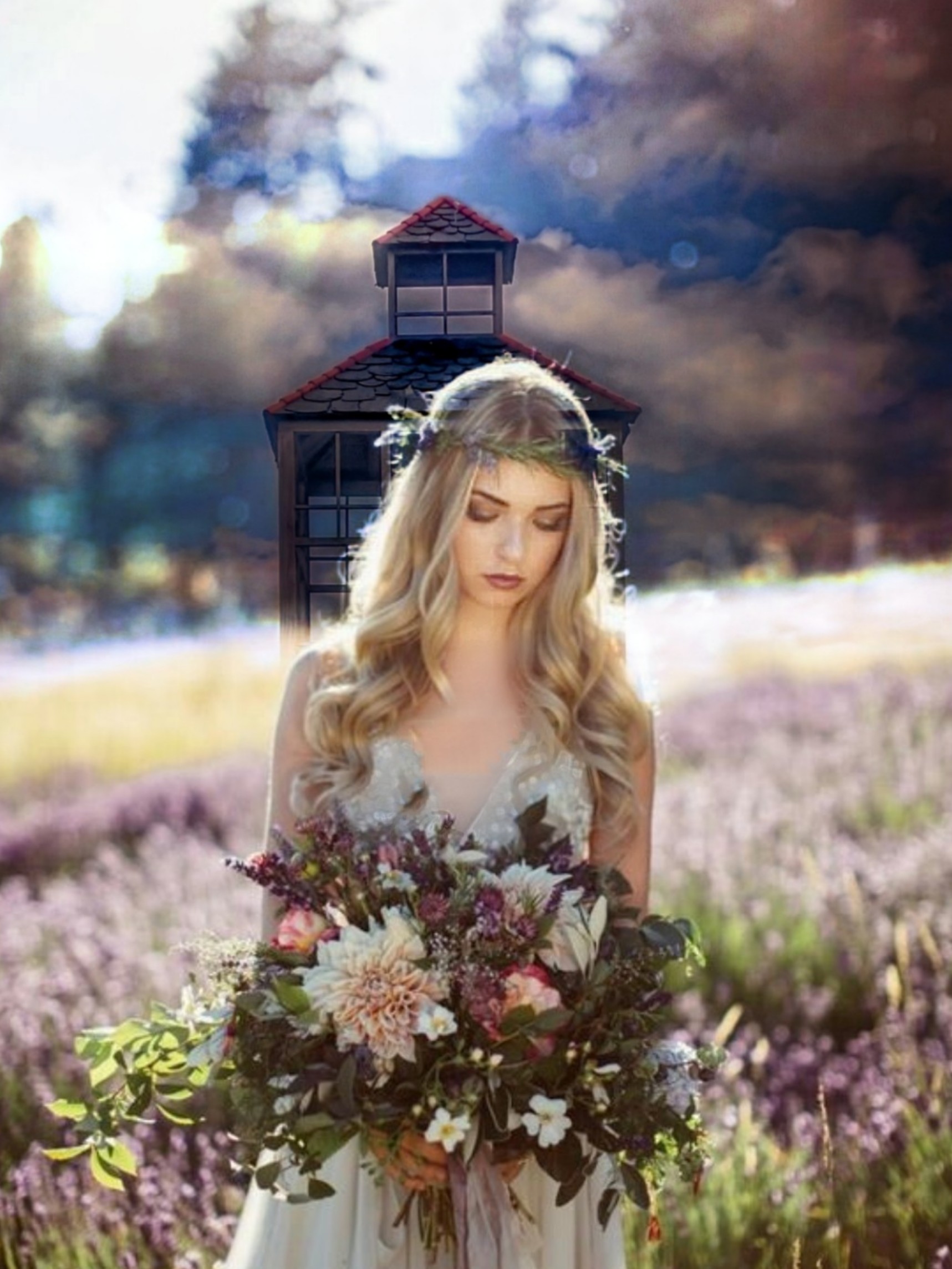 Девушка в венке из полевых цветов
