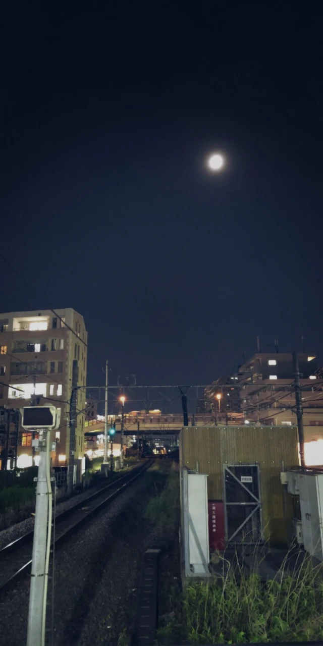 今宵月のように 明日もまたどこへ行く 愛を探しに行こう 見慣れてる町の空に Image By 宏之助 今宵月のように 明日もまたどこへ行く 愛を探しに行こう 見慣れてる町の空に Image By 宏之助