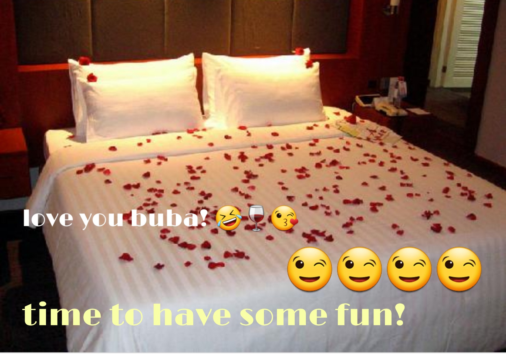 Брачной ночи первый день. Кровать для брачной ночи. Кровать усыпанная лепестками роз. Постель в лепестках роз и свечи. Романтическая кровать.
