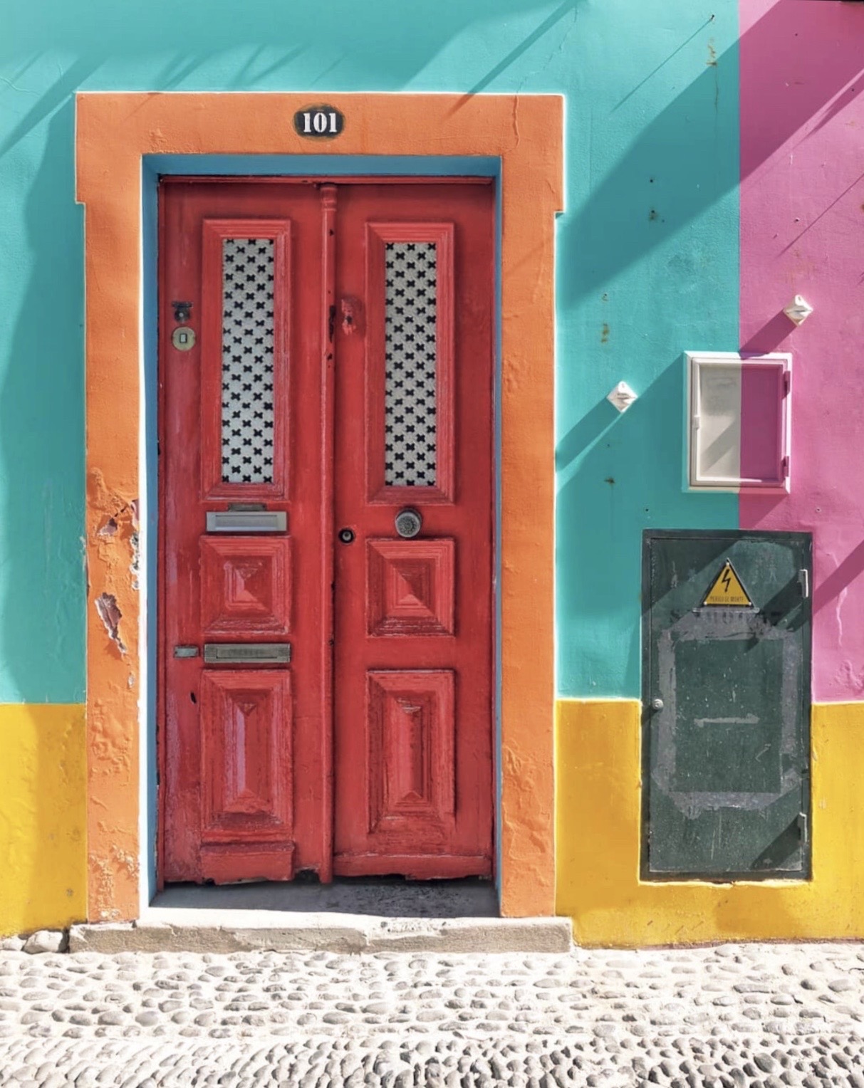 #urbanexploration #house #frontwall #door #doorway #woodendoor #reddoor #colorsofthecity #boldcolor #brightcolors #sunnylightandshadows #stonesidewallk #na