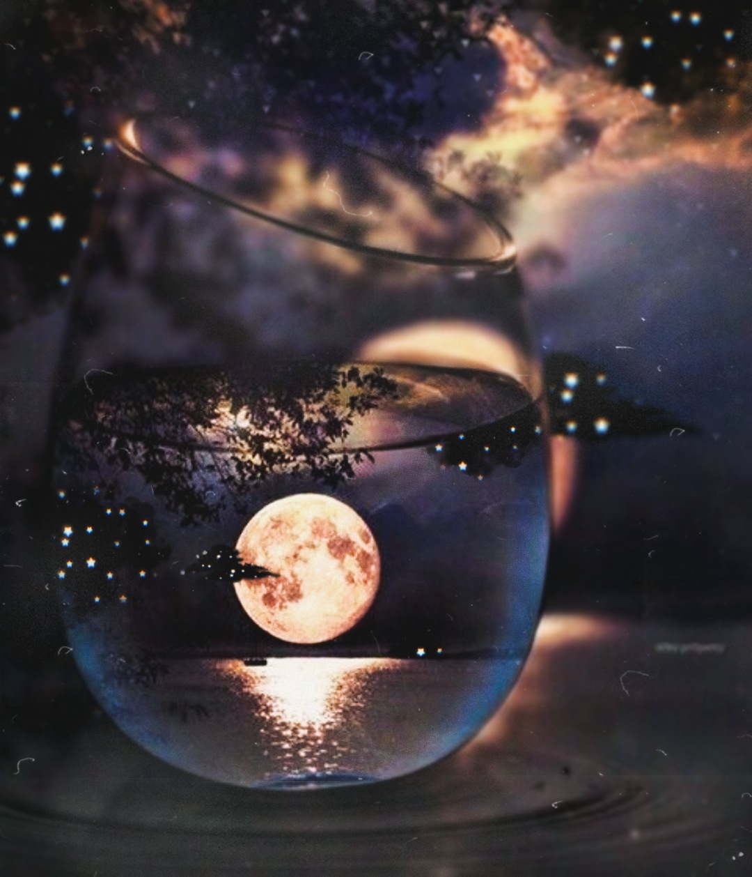 Свечи на полнолуние. Луна в бокале. Отражение Луны. Полнолуние.