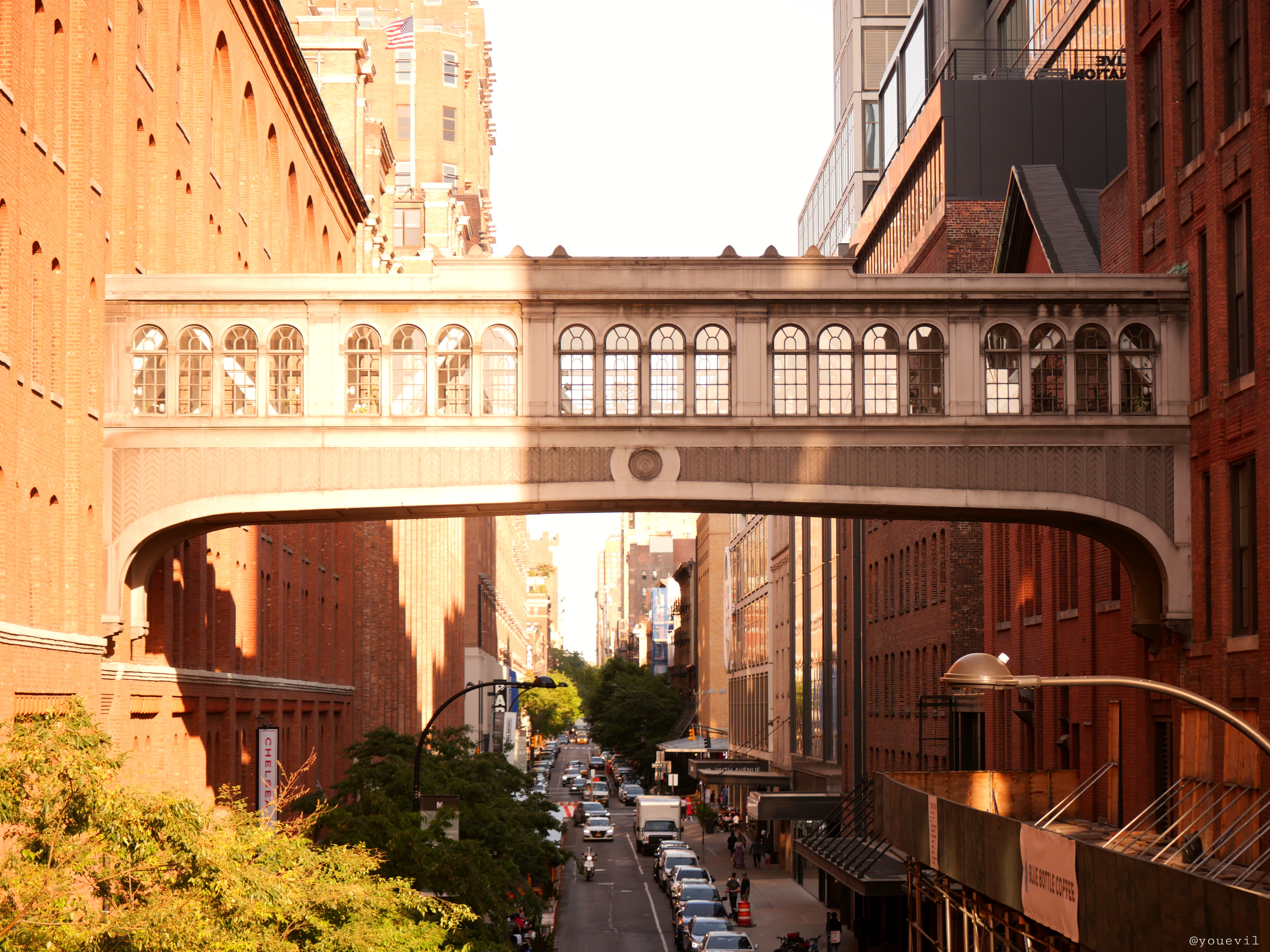 #elevated#city#bridge#connecting#joint#passage#city#cityliving#urban#landmark#metropolitan#brick#architecture#windows#hiddengems#classic#paseo#visit