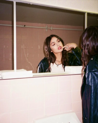 #oliviarodrigo #livrodrigo #liv #olivia #rodrigo #pink #cream #brown #coral #cute #mirror #beautiful #hair #makeup #glam #disney #music #disneyplus #sour #souralbum #reflection #lips #eyes #pinkaesthetic #photography 👄